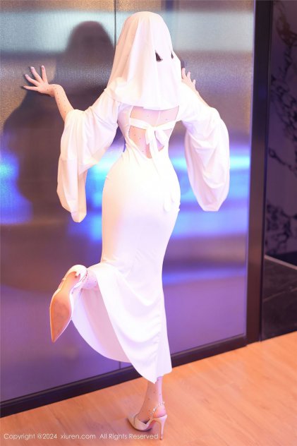 欧美金发美女洞洞海报