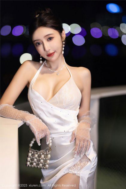 女人跪下吃j8视频海报